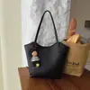 Bolso Nuevo Simple Versátil Gran Capacidad Sensación de Alta Gama Bolso de Tote para Vacaciones Perezosas Bolso de Mano Retro para Mujer Otoño Invierno