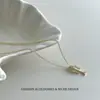 Collar de tono dorado, delicadamente incrustado, de filigrana con forma de espina de pez: un diseño lujoso y de nicho que es versátil, refinado y exuda una vibra de alta gama y sofisticación, perfecto para el uso diario y para añadir un toque de personalidad a tu clavícula