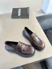 Novos mocassins super confortáveis de sola grossa para mulheres, com design retrô, efeito de aumento de altura, estilo britânico e uma sola preta macia