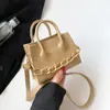 Bolsa mensageiro quadrada pequena com corrente de textura simples 2023 novo estilo ocidental design fresco bolsa mensageiro de ombro bolsa de mão