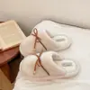 Chinelos de algodão fofos para mulheres, com design de laço, adequados para outono e inverno, com forro de fleece adicional para maior aquecimento e uma sola antiderrapante para uso interno.. Novo estilo 2026