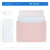 Funda para portátil compatible con MacBook Neo, hecha de material de cuero en la misma serie de colores, ofreciendo un toque premium