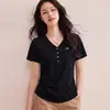 Roupas Brancas Femininas 2026 Verão Novo Design Gola V Bainha Irregular Curva Estilo Coreano Manga Curta Camiseta para Mulheres