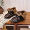 Botines elegantes y versátiles para niñas, nueva colección otoño 2026, modernos zapatos de cuero marrón con adornos florales, botines retro para niñas pequeñas