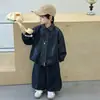 Roupa de primavera e outono para meninos: jaqueta de couro infantil, camisa xadrez e calça de moletom - um conjunto de três peças legal e estiloso para pequenos cavalheiros