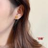 Aretes cuadrados pequeños huecos cepillados dorados para mujer, lujo ligero de alta gama, atmósfera única, aretes sencillos para el día a día, accesorios para las orejas