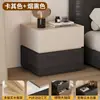Mesa de Noche Moderna Minimalista de Madera Maciza 2026 Modelo Nuevo Dormitorio Hogar Apartamento Pequeño Textura Ligera Gabinete de Almacenamiento de Mesita de Noche