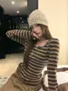 Camiseta de Manga Larga Rayada de Cuello Redondo Marrón para Mujer en Otoño e Invierno Estilo Coreano Sexy Ajustada Capa Base Versátil Top con Efecto Adelgazante