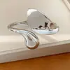 Pulsera abierta con hoja de gota de agua retorcida, estilo europeo y americano, única y de moda, pulsera exagerada, lujo ligero, nicho, joyería de alta gama