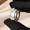Anel de Trevo de Quatro Folhas Famoso na Internet em Aço Inoxidável, Não Desbota, Conjunto de Duas Peças para Mulheres, Design de Nicho, Anéis de Casal Levemente Luxuosos Estilo Ins