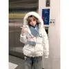 Diseño de muñeco de nieve lindo, con un cuello grande de piel sintética, este nuevo abrigo de algodón relleno de plumón para mujer está engrosado para mayor calidez y es perfecto para figuras petite.