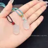 Colgante de calcedonia de hielo de alta calidad, patrón de nube de gelatina de lichi, candado auspicioso que cumple deseos, ágata de hielo de luz de luna blanca, amuleto ahuecado "Sin Preocupaciones", colgante de paz