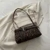 Bolsa de ombro estilo baguette com estampa de leopardo retrô, bolsa de ombro feminina com fivela de cinto personalizada, nicho e moderna, adequada para o dia a dia, popular entre influenciadores