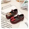 Zapatos pequeños de cuero para niñas de dibujos animados, nueva colección otoño 2026, suela blanda para niños, lindos zapatos de princesa, diseño de Gato KT, para niños pequeños que están aprendiendo a caminar