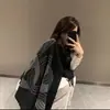 2026 Nuevo Estilo Chal con Letras Bufanda de Mezcla de Lana de Alta Calidad Doble Cara Falso Cachemir Clásico Más Vendido Calentador de Cuello con Borlas