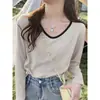 Camiseta elegante e única com blocos de cor e decote V de manga longa para mulheres, apresentando uma estampa floral em cinza claro, perfeita como segunda pele ou top base estilo coreano para o outono