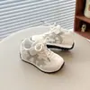 Zapatos Deportivos de Malla Transpirable con Velcro para Niñas 2026 Primavera/Otoño Nuevo Estilo Para Niños Medianos/Mayores Zapatos de Moda Tendencia Versátiles Zapatos de Entrenamiento Alemanes