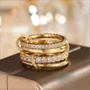 Anillo de Luz de Zirconia Incrustada en Oro Real Chapado en Cobre Transfronterizo Europeo y Americano Lujo Ligero Sensación de Alta Gama Anillo para el Dedo Joyería de Mano Versátil Fabricante Venta al por Mayor en Stock