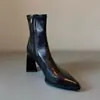Botas elegantes e versáteis de bico fino em couro macio de corte justo, coleção de inverno 2026, botas curtas de salto alto com zíper lateral para um efeito emagrecedor