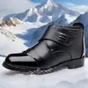 Novos sapatos masculinos de cano médio, forrados com fleece, espessados e quentes, com superfície de couro, sapatos de algodão à prova de vento e quentes, sapatos brilhantes para o dia a dia e ocasiões casuais de negócios, botas de couro e algodão