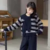 Conjunto elegante para primavera y otoño: nuevo top a rayas de manga larga estilo coreano, jeans casuales de corte holgado y un atuendo de tres piezas de moda