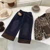 Conjunto Nuevo de Otoño e Invierno 2025 para Niñas Elegante Chaqueta Engrosada con Estampado de Leopardo con Jeans Forrados de Felpa Conjunto de Dos Piezas Moderno