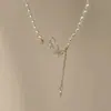 Collar de Perlas Retro de Lujo Ligero con un Colgante Único de Mariposa, Cadena Versátil Elegante para la Clavícula Estilo Coreano para Mujeres