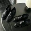 Mocasines estilo británico de punta redonda con moneda dorada, modelo nuevo en piel de vaca, con suela gruesa de 5 cm y tacón ancho, zapatos de cuero sin cordones estilo perezoso con punta dividida
