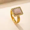 Joias de Aço Inoxidável Transfronteiriças Anel Dourado 18K Retro Eletrodeposição a Vácuo Marca de Soldagem Anel de Aço Titânio Pedra Natural Redonda Fábrica