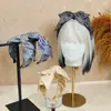 Faixa de Cabelo Grande com Laço de Três Camadas em Espinha de Peixe de Luxo com um Toque de Luxo Leve Vintage, Grampo de Cabelo de Tecido de Alta Qualidade