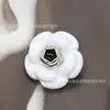 Botón de metal negro y blanco estilo Chanel con pintura en aerosol de flor, punto de camelia, botón de aceite, hebilla decorativa para abrigo o suéter de mujer