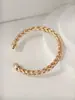 Pulseira de punho aberto trançada, apresentando uma textura luxuosa e um design torcido em forma de C, fornecida diretamente pelo fabricante, um design de nicho para joias transfronteiriças