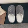 Chinelos femininos para casa com estampa de bolinhas, populares em vendas transfronteiriças, chinelos de algodão macios para casa, para casais, confortáveis, silenciosos, atacado