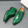 Zapatos de cuero de punta fina brillantes y a la moda de estilo británico, disponibles en tallas grandes para ventas transfronterizas, adecuados para uso formal y casual, zapatos de boda europeos y americanos, y zapatos de hombre para peluqueros.