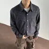 Camisa masculina casual estilo americano cinza-miu com blocos de cor xadrez azul escuro, camisa versátil de corte solto para mulheres