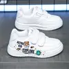 Tenis blancos para niños y niñas, diseño de oso de dibujos animados 2026, con cierre de velcro, suela suave, antideslizantes, transpirables, parte superior de piel, estilo casual, versátiles, modelo nuevo