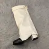 Elegantes y modernos botines largos de tacón alto inspirados en Chanel para mujer, con un diseño de pierna de pantalón apilada y detalles de patchwork, perfectos para el otoño e invierno 2026, y adecuados para andar en bicicleta