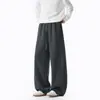 Pantalones de chándal blancos y grises con dobladillo curvo para hombre, pantalones largos versátiles y de caída libre de moda para otoño, pantalones deportivos casuales de corte recto y holgado.