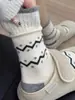 Calcetines de lana gruesos, cálidos, con diseño de ondas, boca ancha, bloques de color, de caña media, con lunares, retro, holgados, largos, para mujer, otoño e invierno