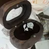 Anillo de Dedo Índice Flor de Camelia Bai Ling para Mujer, Incrustado de Diamantes, Lujo Ligero, Diseño de Nicho, Anillo Abierto, Moderno, Único, Joyería de Alta Gama