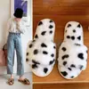 Pantuflas Peludas con Estampado de Leopardo de Felpa para Cuatro Estaciones, Antideslizantes, Silenciosas, Adecuadas para Usar en Interiores y Exteriores, Pantuflas de Algodón para el Hogar para Mujer, de Punta Cerrada, Cómodas