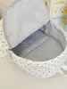 Encaje suave con patrones sutiles, azul claro fresco, mochila dulce, atmósfera tierna estilo coreano, amigable para estudiantes, perfecto para sesiones de fotos