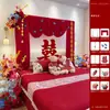 Decoración de Habitación de Boda con un Estilo Chino de Alta Gama, Cortinas de Colores Contrastantes Rojo y Azul, Pared del Fondo de la Cabecera con el Carácter de Doble Felicidad, Habitación de la Novia