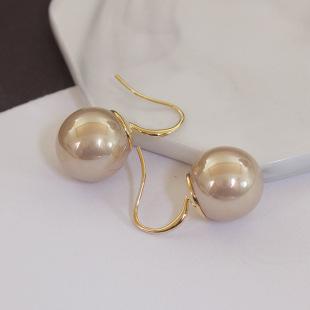 Brincos de pérolas temperamentais Versão coreana design de nicho brincos de pérolas de concha de champanhe brincos exagerados Brincos da moda europeus e americanos 气质珍珠耳环韩版小众设计香槟色贝壳珠耳坠夸张耳饰欧美潮人耳钉