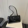 2026 Verão Nova Moda Elegante Couro Patenteado Alto Valor Nicho Texturizado Fivela de Cinto Simples Versátil Bolsa de Ombro de Mão Bolsa Transversal