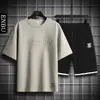 Traje Nuevo Estampado de Acero de Verano Moda Hombre Holgado Combinable Casual Simple Estilo Americano Retro Estudiante Conjunto de Dos Piezas