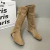 Botas de montaria de couro macio com sola plana, alça plissada com fivela, botas longas afinadoras com cruzamento e aumento de altura para mulheres