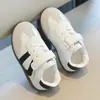 Zapatos casuales nuevos estilo coreano para niños, primavera/otoño 2026, zapatillas transpirables de suela blanda para niñas, zapatillas de entrenamiento alemanas para niños