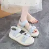 Sandálias de praia fofas com fechos de velcro para combinar com saias, nova moda de verão 2026, sapatos romanos versáteis para meninas usarem ao ar livre