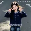 Conjunto de cárdigan de punto a cuadros patchwork para niñas 2026 Nueva moda y súper lindo Jeans de pierna ancha para niñas Atuendo de otoño